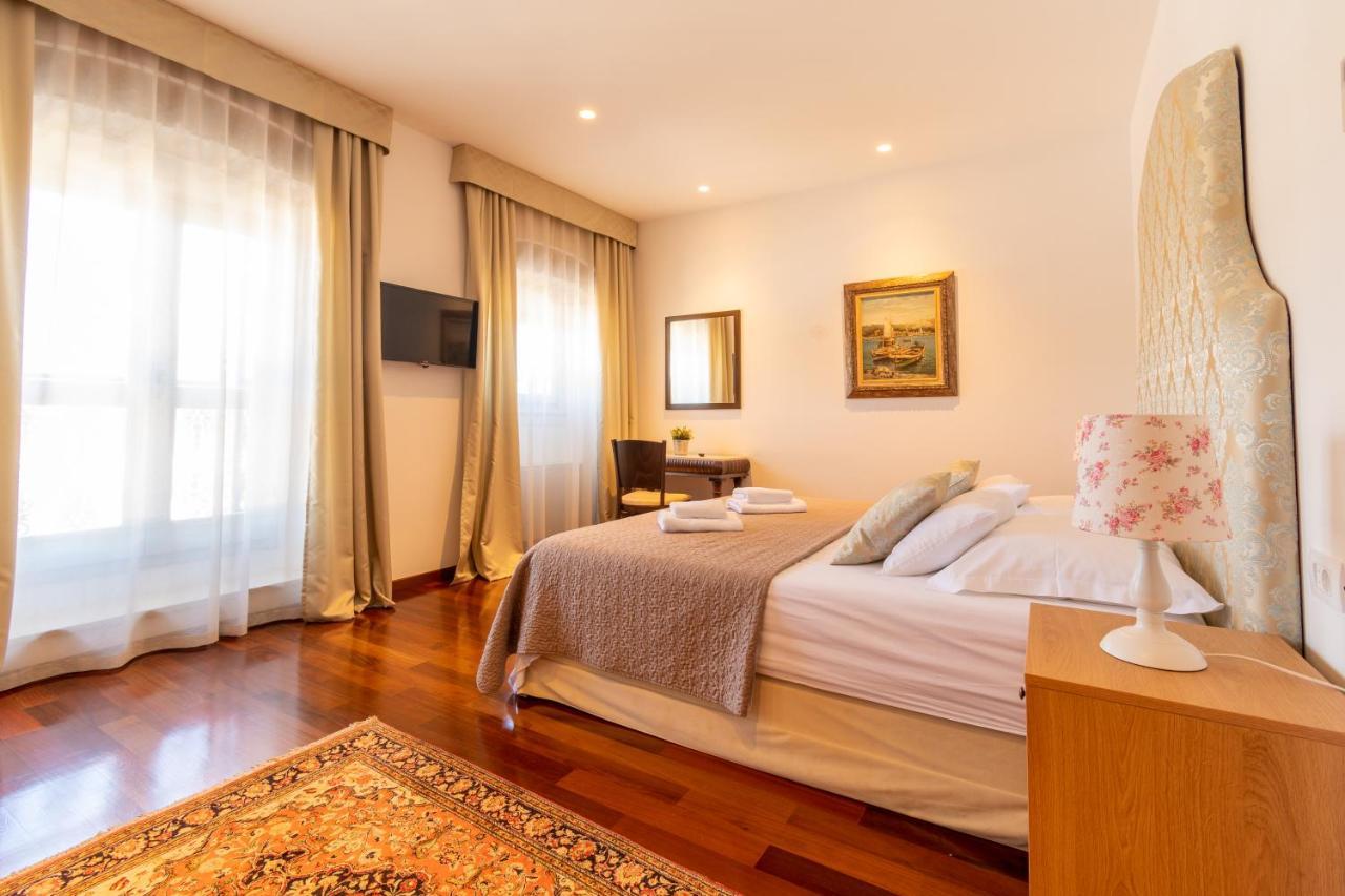 B&B Heritage Villa Apolon Stari Grad  Exteriör bild